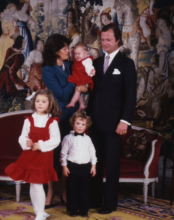 TRADISJONSRIKT: Den svenske kongefamilien pleier å feire jul sammen. Her er kongen og dronningen fotografert med barna i 1982. Silvia har Madeleine på armen, mens Victoria og Carl Philip står i forgrunnen. Foto: NTB scanpix TRADISJONSRIKT: Den svenske kongefamilien pleier å feire jul sammen. Her er kongen og dronningen fotografert med barna i 1982. Silvia har Madeleine på armen, mens Victoria og Carl Philip står i forgrunnen. Foto: NTB scanpix